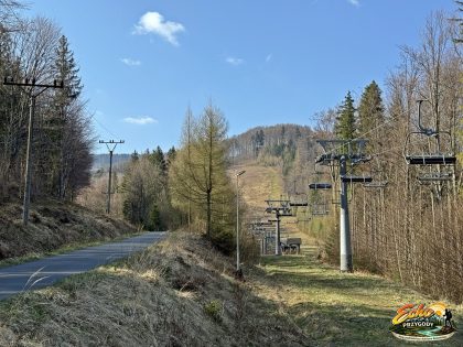 Widok na Zámecký Vrch i trasę na Pricny Vrch ze Zlatych Hor