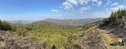 Panorama z zejścia na przełęcz Vyr w Górach Opawskich