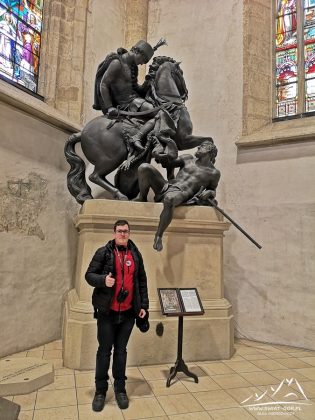 Pomnik św. Marcina w katedrze.