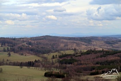 W dali Beskid Śląsko-Morawski.