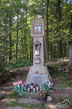 Kapliczka z przedstawieniem Najświętszej Maryi Panny.