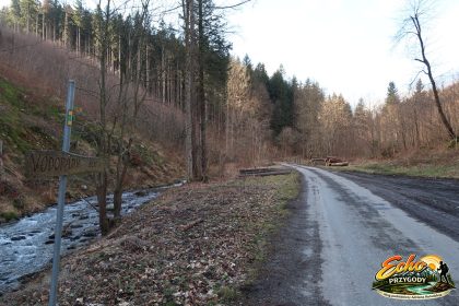 Początek trasy w Nýznerovie – asfaltowy odcinek prowadzący w stronę wodospadów