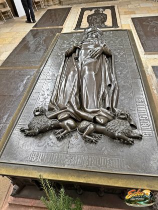 Nagrobek w kaplicy książęcej – zabytkowa płyta