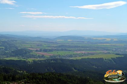 W oddali Masyw Śnieżnika z kopulastym Śnieżnikiem (1425 m.)