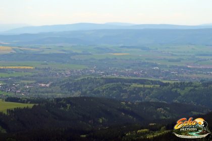 Widok na Góry Bystrzyckie z Łomnicką Równią (897 m.) i Jagodną (985 m.).