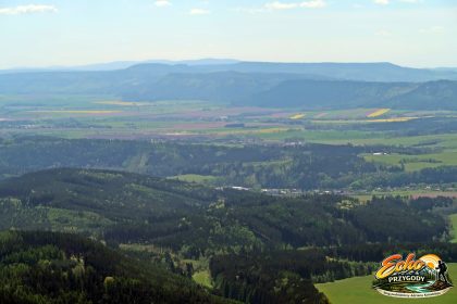 Widok na Góry Olrickie z Orlicą  (1084 m.) i Wielką Desztną (1116 m.), a bliżej Góry Stołowe z Szczelińcem Wielkim (922 m.) i Skalniakiem (915 m.).