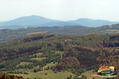 panorama Masyw Ślęży w oddali widok Gomólnik Mały