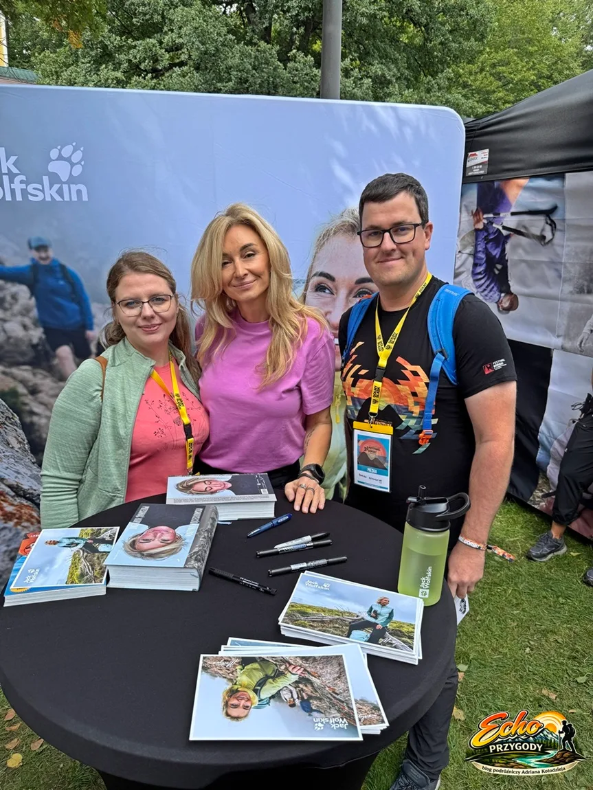 Adrian i Dorotka z bloga Echo Przygody w towarzystwie Martyny Wojciechowskiej na stoisku Jack Wolfskin.