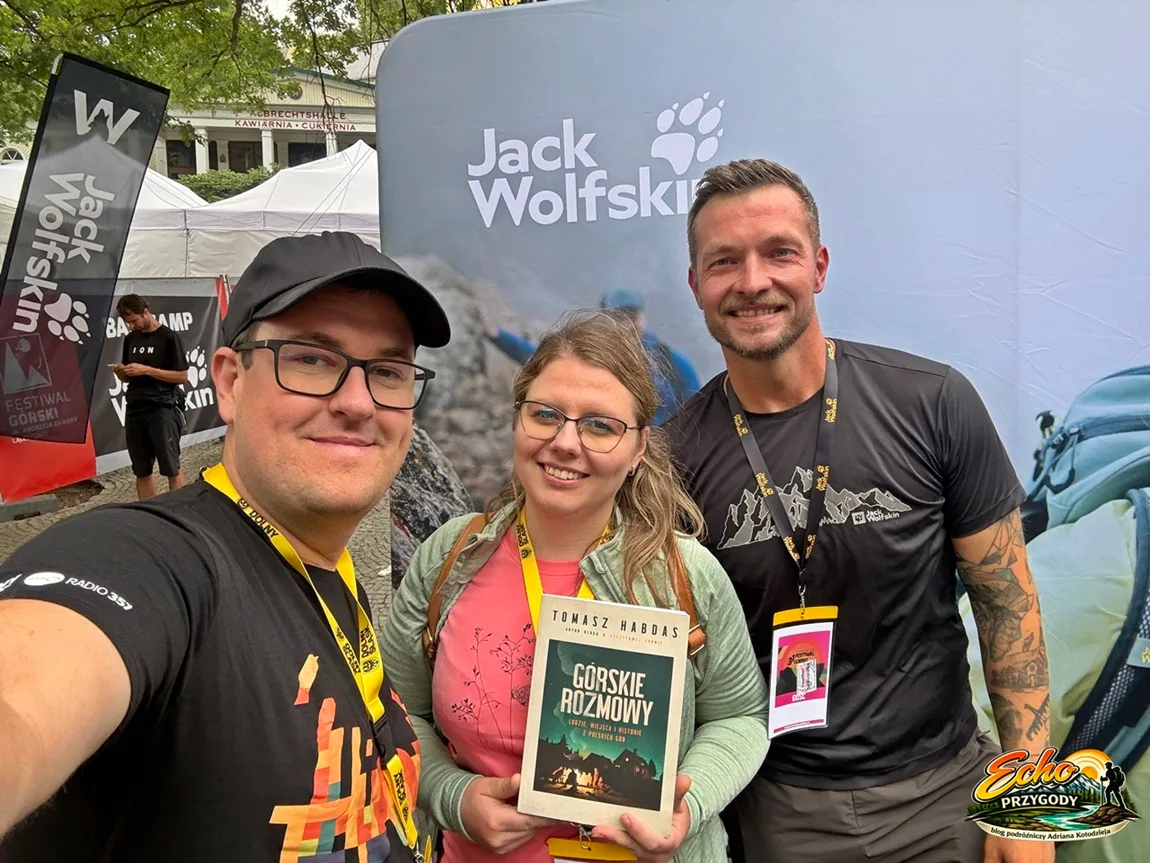 Adrian, Dorotka i Tomek Habdas pozują do wspólnego zdjęcia na stoisku Jack Wolfskin podczas Festiwalu Górskiego.
