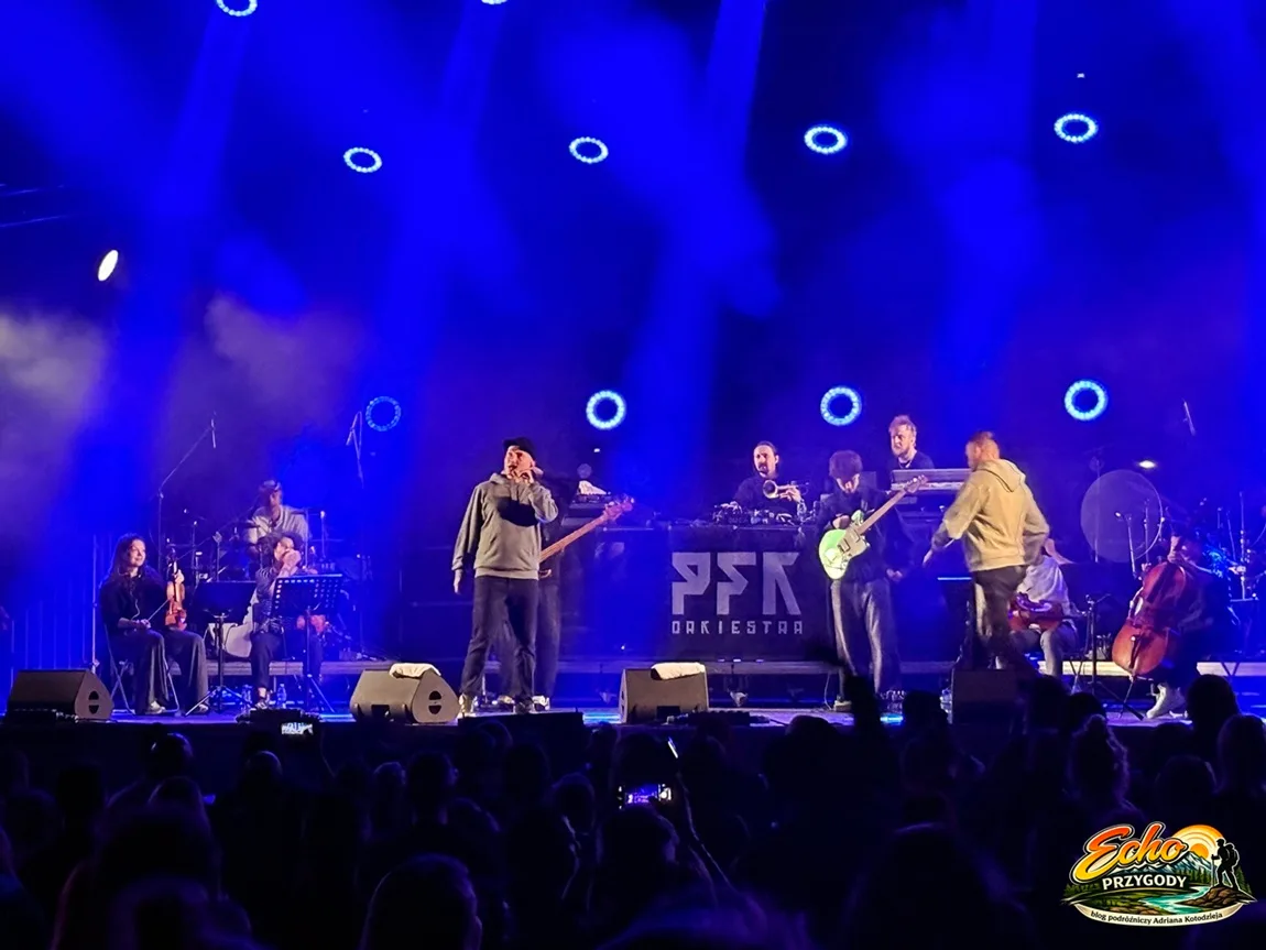 Zespół Paktofonika gra koncert na żywo w strefie koncertowej 31. Festiwalu Górskiego w Lądku-Zdroju.