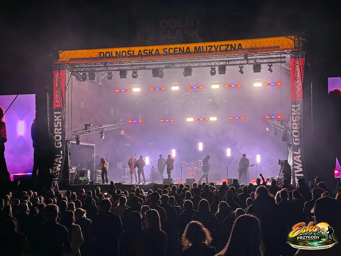 Punkrockowy zespół KSU gra koncert na scenie plenerowej Festiwalu Górskiego w Lądku-Zdroju.