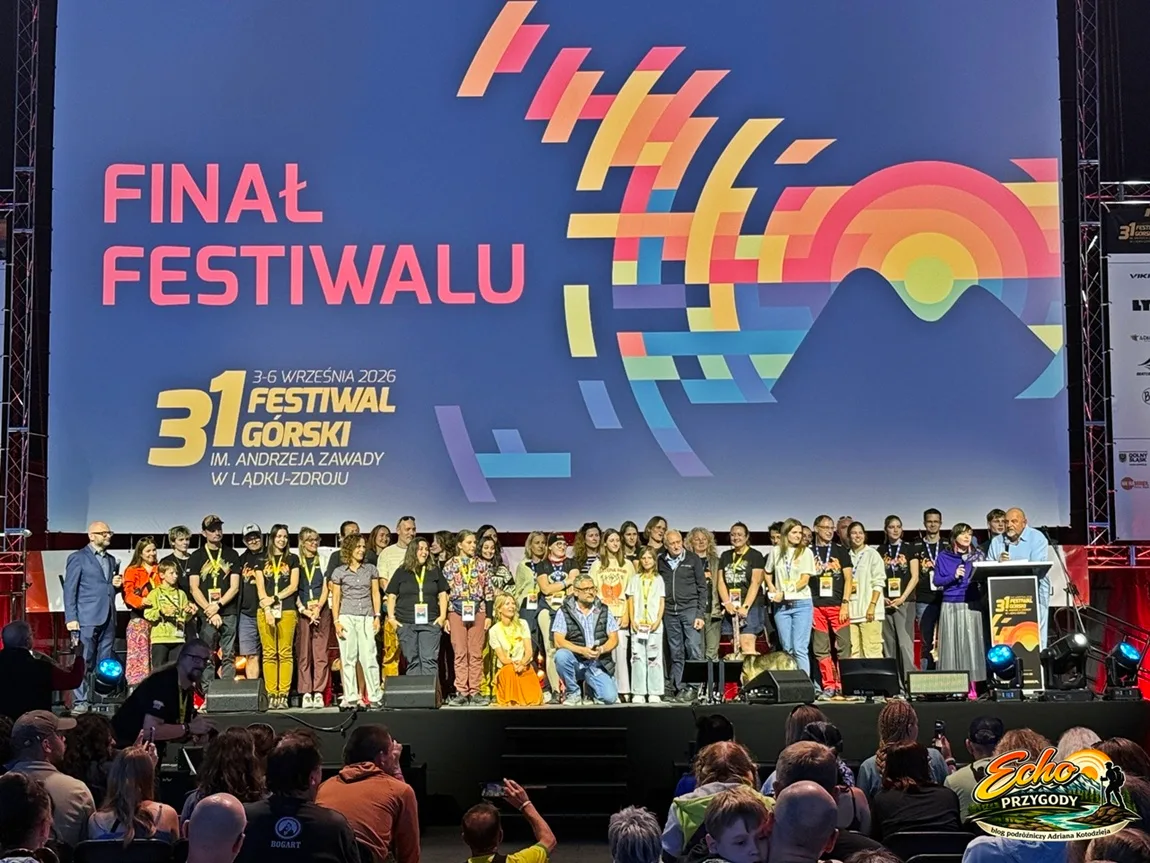 Organizatorzy i goście z tortem dla Krzysztofa Wielickiego na scenie podczas Gali Zakończenia 31. Festiwalu Górskiego.