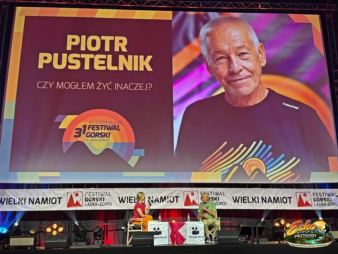 Wybitny himalaista Piotr Pustelnik na telebimie podczas rozmowy prowadzonej przez Renatę Wcisło na 31. Festiwalu Górskim.