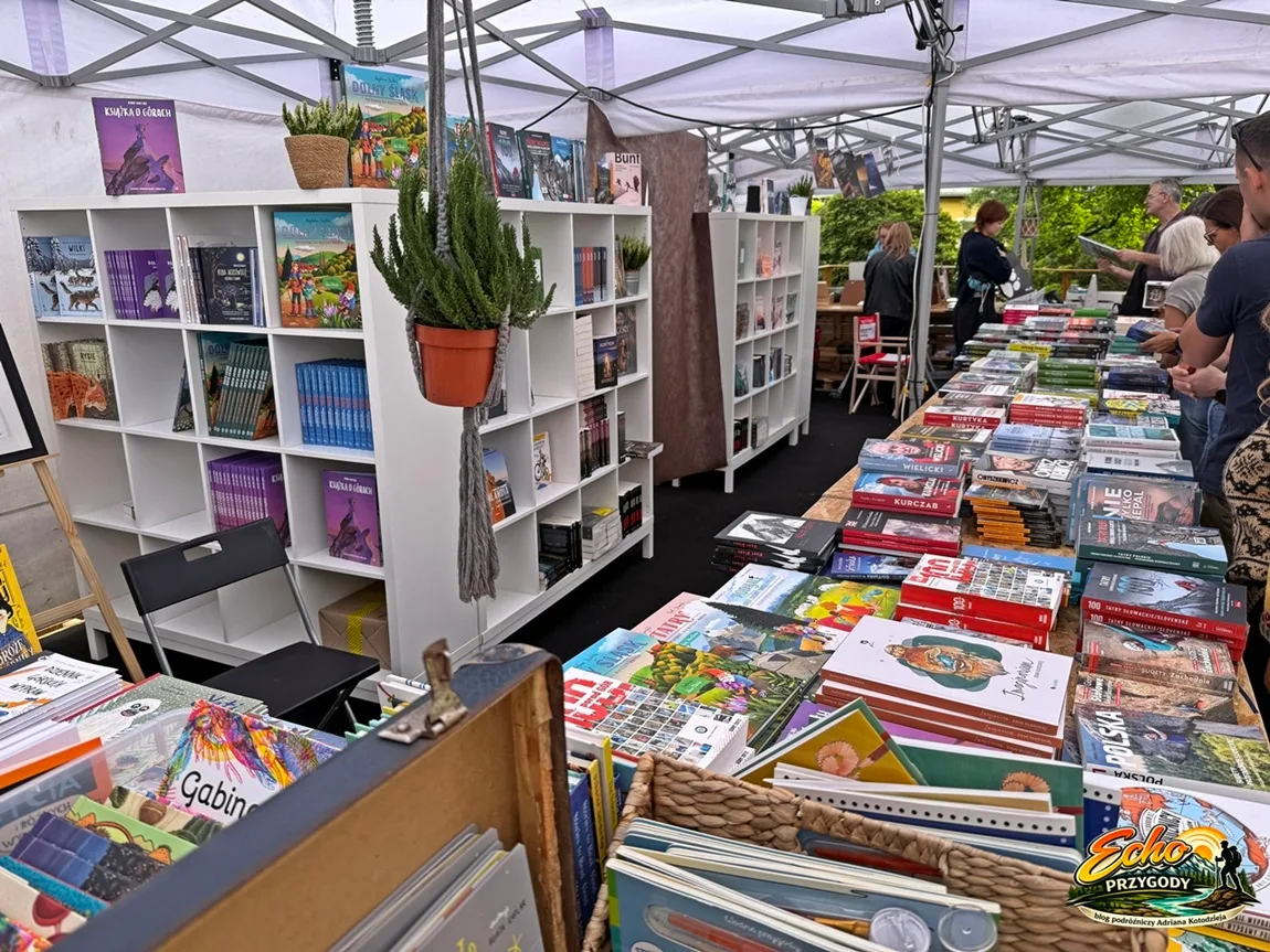 Stoiska z książkami górskimi w strefie targowej EXPO na 31. Festiwalu Górskim w Lądku-Zdroju.