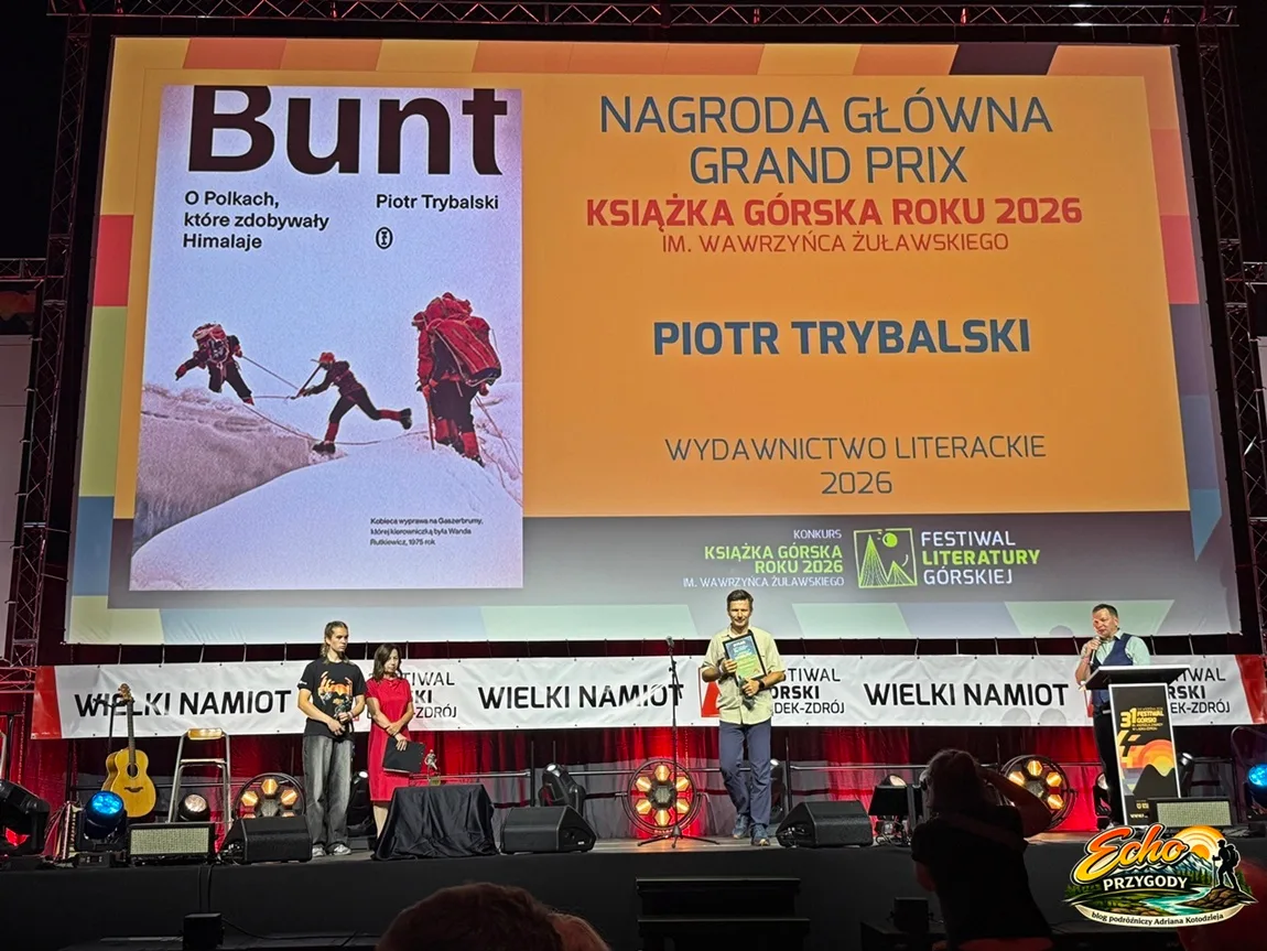 Piotr Trybalski na scenie festiwalowej po odebraniu Grand Prix za książkę Bunt o Polkach w Himalajach.