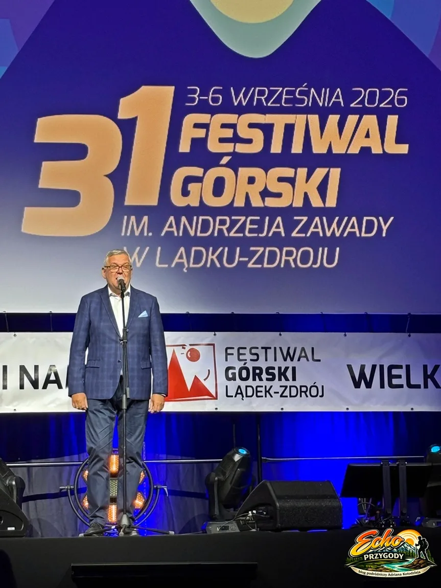 Artur Andrus występuje na scenie głównej podczas Gali Otwarcia 31. Festiwalu Górskiego w Lądku-Zdroju.