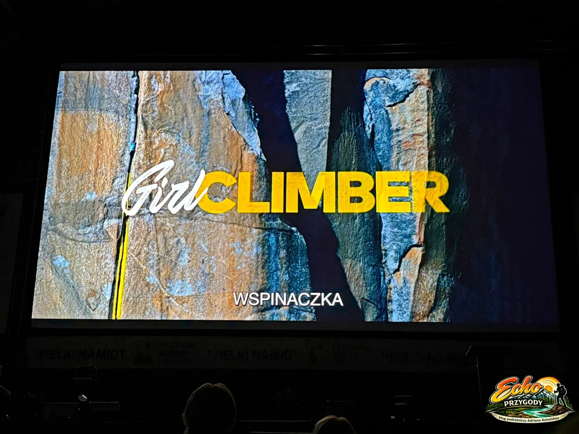 Kadr z filmu wspinaczkowego Girl Climber wyświetlany na wielkim ekranie w Wielkim Namiocie.